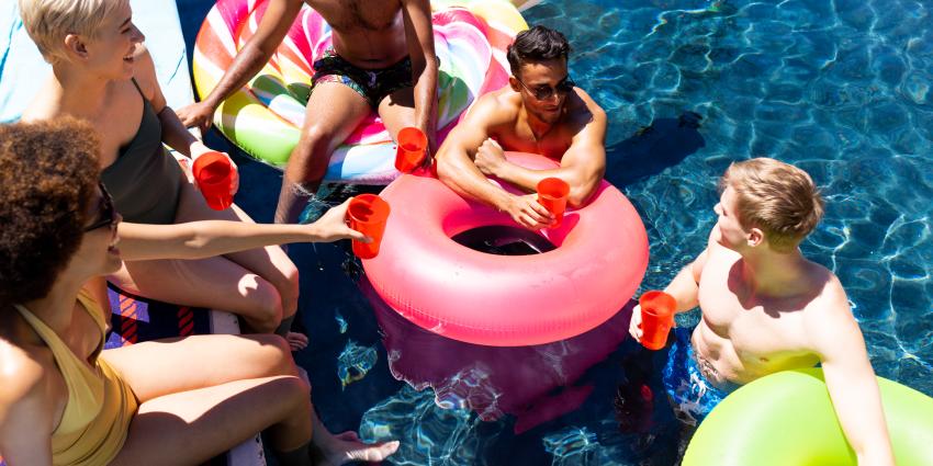 Pool Party planen – Die besten Ideen &amp; Tipps für deine Sommerparty