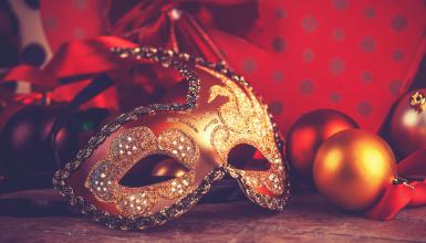 Blick hinter die Maske: geheimnisvolle Weihnachten 
