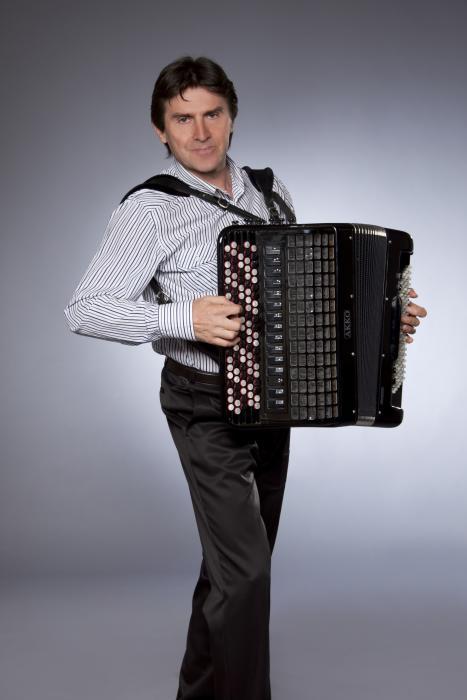 Musiker Sergej Batt mit seinem Akkordeon