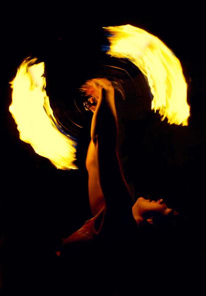 Feuerkünstlerin Mancucela spielt mit dem Feuer