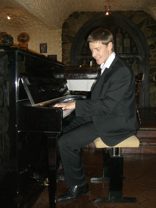 Der Pianist Kilian Recknagel am Klavier