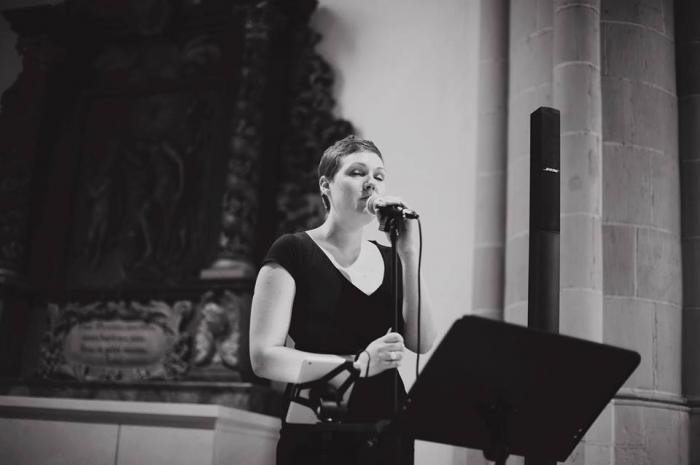 Hochzeitssängerin Lea Buchtzik singt live bei einer Trauung.