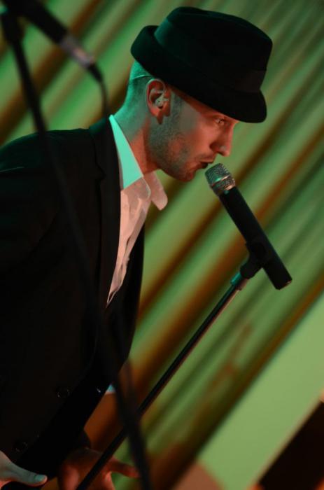 Sänger Michael Schunke live auf der Bühne.