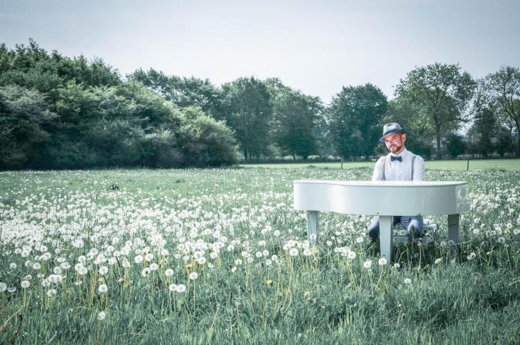 Josef Barnickel spielt auf Blumenwiese Klavier.