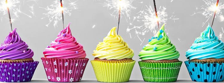 © iStockphoto.com/RuthBlack Cupcakes mit Wunderkerzen