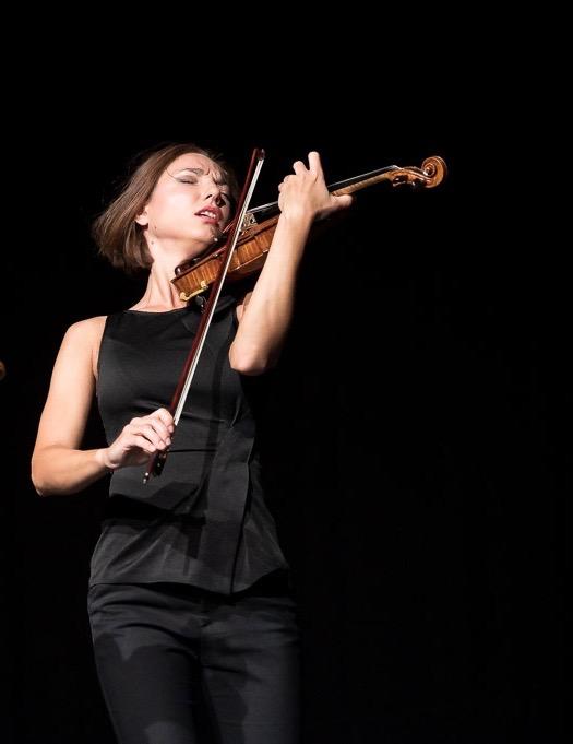 Marta Violinist spielend