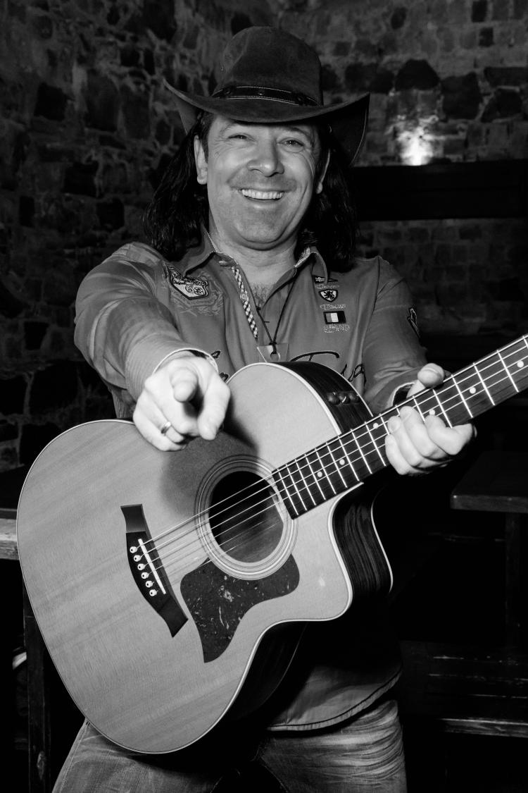 Peter Leon mit Gitarre Profilbild