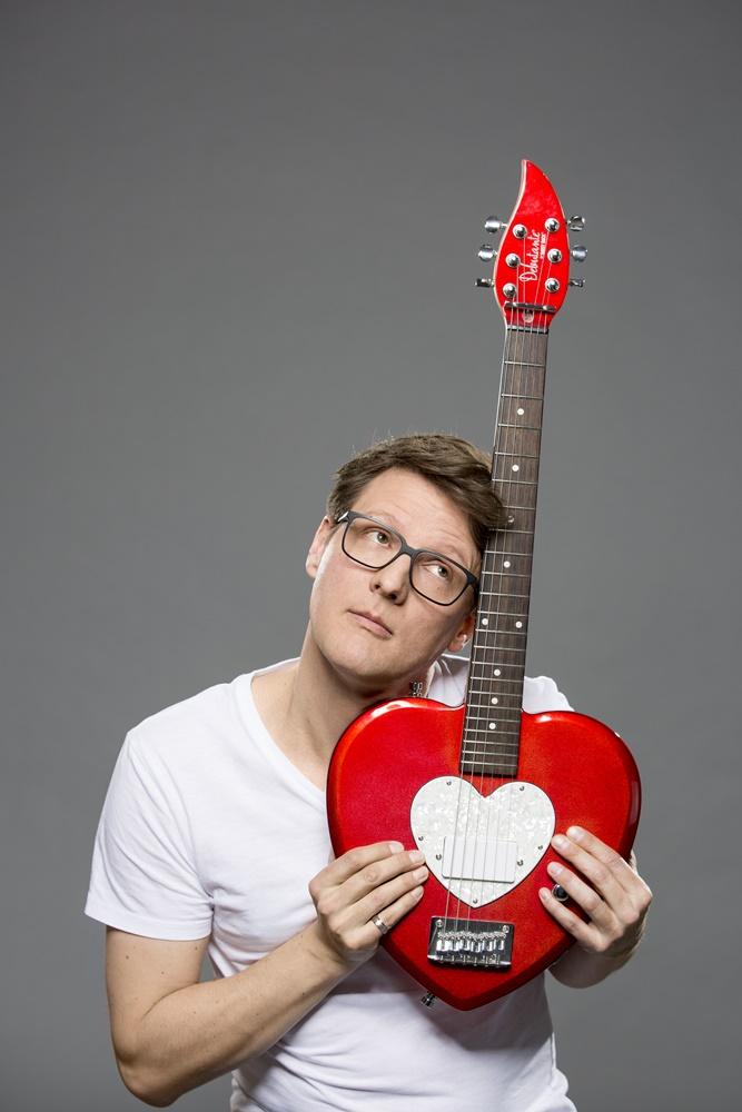 Bewie Bauer mit Herzchen-Gitarre