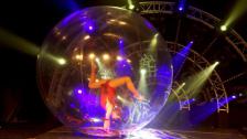 Spheric E-motion - Akrobat in transparenten Kugeln