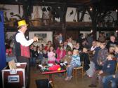 Zauberer Piadino beim Auftritt vor Kindern