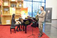 Nikolay Kasakov spielt live mit Pianistin
