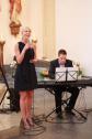 Hochzeitssängerin Vanessa Cymerman singt bei einer Trauung mit Pianist