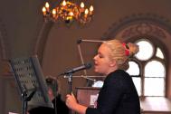 Hochzeitssängerin Julia Klarer singt in einer Kirche.