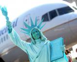 Pantomime Pablo Zibes als Lady Liberty für eine Fluggesellschaft