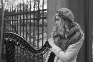 Saja-Christin Outdoor mit Harfe