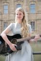 Saengerin mit Gitarre buchen