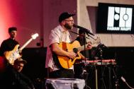 Fabian Haupt Sänger mit Gitarre