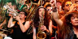 DJ &amp; Saxophonistin Miriam Dirr