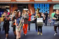 DJ &amp; Saxophonistin Miriam Dirr