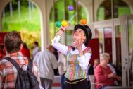 Walk Act: Die klassische Jongleurin, Foto von Nicky Hellfritzsch Chantal von Tayn