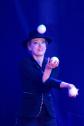 Balljongleurin Gentlewoman Chantal von Tayn