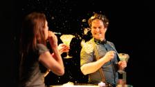 Komische Showroutine mit blubbernden Cocktails, überraschenden Effekten und jeder Menge visueller Co Prof. Bubbles