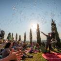 Lebensfreude, Staunen und fliegende Seifenblasen bei einem Festival in Italien. Prof. Bubbles