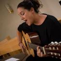 Ich begleite mich gegebenenfalls auch mit der Gitarre Caroline Müller