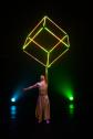 Zhenja Genial LED Cube – Hand Balance mit leuchtendem Würfel, Lichtshow Firmenevent Zhenja Genial