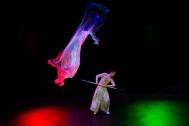 Zhenja Genial Ethereal Wave – Stoffmanipulation mit Stab, zeitgenössischer Zirkus Firmenevent Zhenja Genial