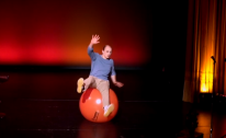 Gymball-Artistik im Theater Putbus Tjorm Palmer- Beatbox & Akrobatik