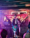 Wenn die Band pausiert, spielt DJ Dine JACKS & QUEENS