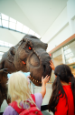 Streicheleinheit mit dem T-Rex Die Dinosaurier-Show