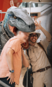 Coole Fotopose mit Raptor Die Dinosaurier-Show