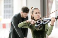 DJane/DJ mit E-Violine
