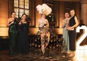 Der perfekte Fotopoint: Glamouröse Erinnerungen am Sektkleid. Leony la Roc - Sektempfänge