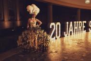 Hollywood Glamour Poor mit unserem Las Vegas Showgirl Look im Champagner Show Kleid. Leony la Roc - Sektempfänge