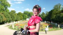 Romantik pur: Märchenhaft dekoriert mit Blumen ist unser Servierkleid das Highlight Ihrer Hochzeit. Leony la Roc - Sektempfänge
