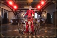 Der absolute Eyecatcher: Unser heiß begehrtes Servierkleid in strahlendem Rot. Leony la Roc - Sektempfänge