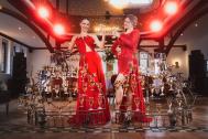Neben Gold unser Kunden-Favorit: Der luxuriöse Empfang im roten Couture-Kleid. Leony la Roc - Sektempfänge
