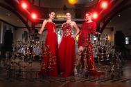 Red Carpet Feeling: Der VIP-Sektempfang im atemberaubenden roten Kleid. Leony la Roc - Sektempfänge