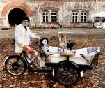 Der Badler zu Halloween mit echten Skelettbein und einen Gast der etwas zu lange herum kutschiert wu Reinier Haenen Theater liebreiz