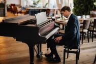 Livemusiker mit Klavier  Elias Tebroke – Livemusik für dein Event