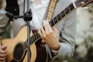 Livemusik mit Akustik-Gitarre Elias Tebroke – Livemusik für dein Event