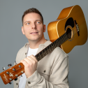 Toni am Gesang und der Gitarre Jen 'n' Tonic