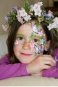 Filigran und elegant – kunstvolles Side-Face-Painting mit Schmetterling und Blüten. Aloha Kinderschminken