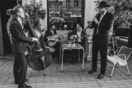 Bei beim Straßenmusizieren En Passant