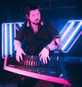 Keytar-Solo live mit eigener, synchron programmierter Lichtshow Mic Mirage