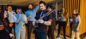 Gitarrensolo mitten unter den Gästen Mic Mirage