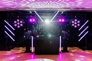 Event-Set in einem Sportheim. Marco Maribello (Vinyl DJ), optional Sax